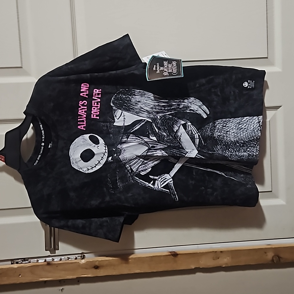 DISNEY NIGHTMARE BEFORE CHRISTMAS TIE DYE GRAPHIC TEE: BLACK/GRAY: NWT: SIZE XS